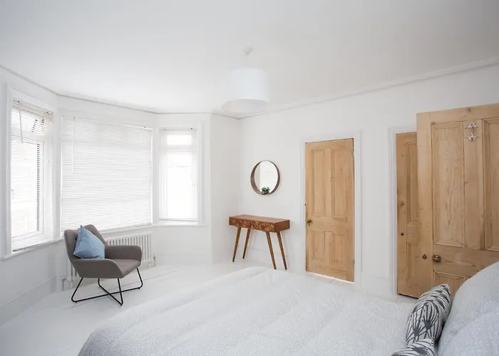 Elegant York House - On A Beach Road, Sleeps 12, With Sea Views