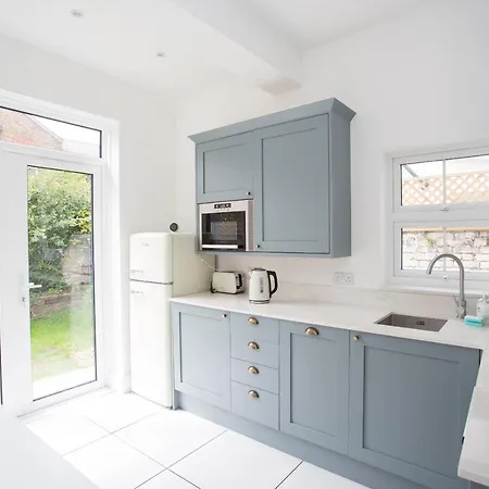 Elegant York House - On A Beach Road, Sleeps 12, With Sea Views Worthing Quarto foto