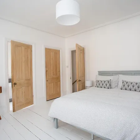 Elegant York House - On A Beach Road, Sleeps 12, With Sea Views Worthing Quarto foto