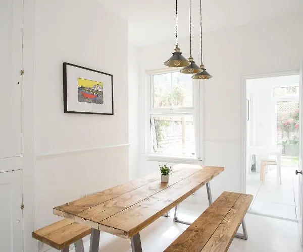 Elegant York House - On A Beach Road, Sleeps 12, With Sea Views