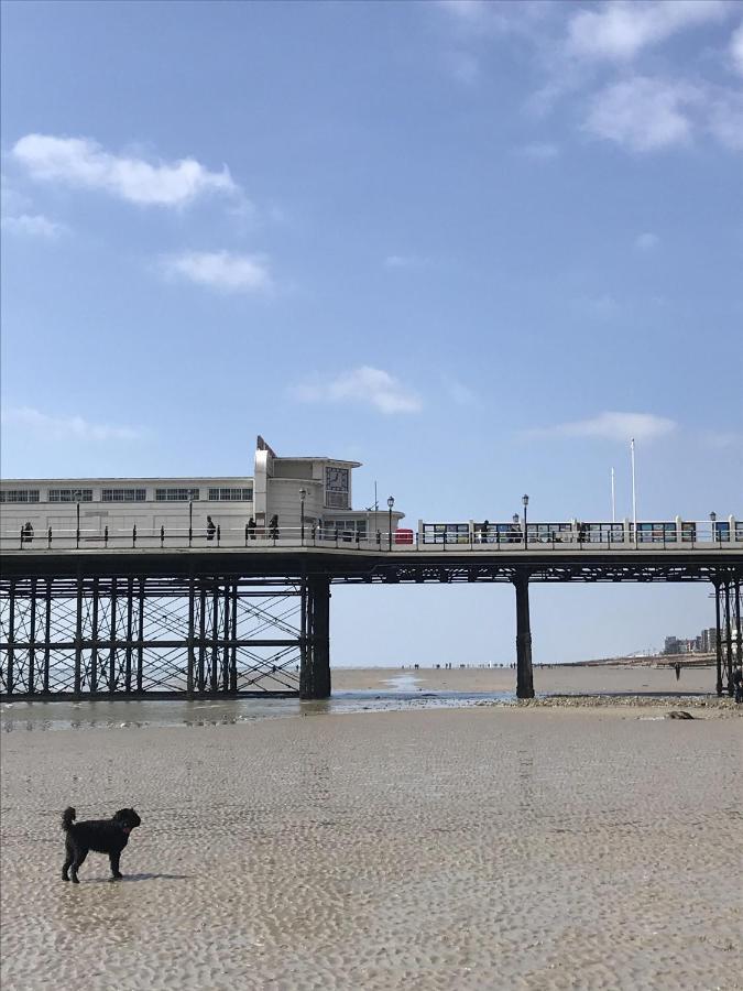 Elegant York House - On A Road, Sleeps 12, With Sea Views * Worthing
